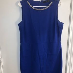 Women’s fitted dress with stretch